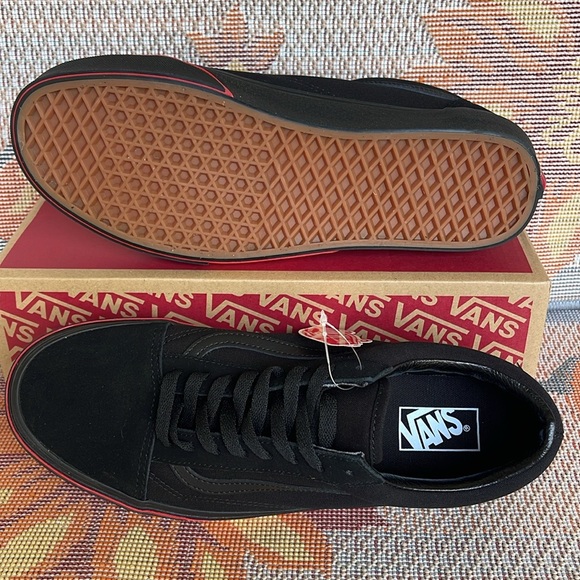 Vans Men’s Old Skool
(Flame Wall) Black/Black
VN0A38G1Q8Q
Sneakers - Picture 8 of 16